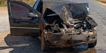 Caminhonete carregada com café se envolve em acidente na MG-341; homem é socorrido