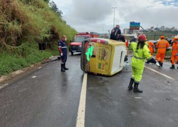 Motorista fica encarcerado após poste cair sobre Fiorino durante acidente na MGC-491