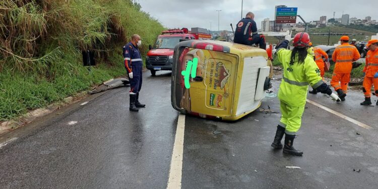 Motorista fica encarcerado após poste cair sobre Fiorino durante acidente na MGC-491