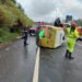Motorista fica encarcerado após poste cair sobre Fiorino durante acidente na MGC-491