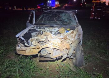 Motorista de 71 anos morre após perder controle de caminhonete e capotar na MG-167