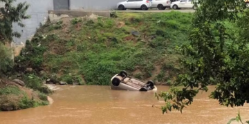VÍDEO: Idoso fica ferido após carro cair em rio durante manobra em estacionamento