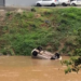 VÍDEO: Idoso fica ferido após carro cair em rio durante manobra em estacionamento