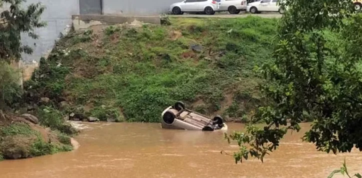 VÍDEO: Idoso fica ferido após carro cair em rio durante manobra em estacionamento