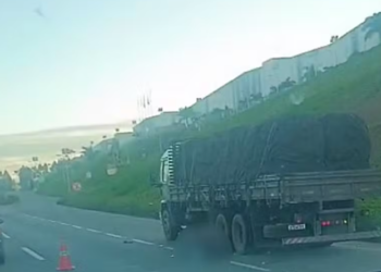 Motorista morre após ser atropelado enquanto ajustava carga na Fernão Dias