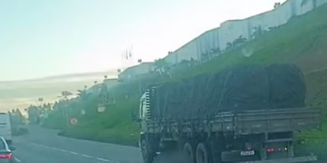 Motorista morre após ser atropelado enquanto ajustava carga na Fernão Dias