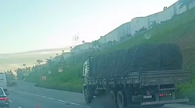 Motorista morre após ser atropelado enquanto ajustava carga na Fernão Dias