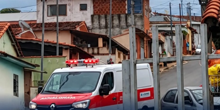 Colisão entre dois carros deixa condutor ferido em Conceição da Aparecida