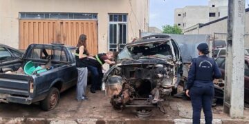 Operação identifica veículos abandonados em via pública em Passos