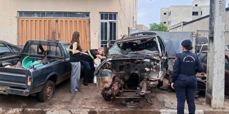 Operação identifica veículos abandonados em via pública em Passos