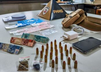 Três pessoas são presas e uma apreensão é realizada durante operação contra o tráfico de drogas