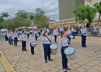 VÍDEO: Carmo do Rio Claro celebra 7 de Setembro com desfile de escolas e fanfarras