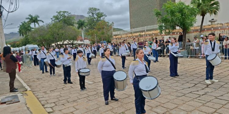 VÍDEO: Carmo do Rio Claro celebra 7 de Setembro com desfile de escolas e fanfarras
