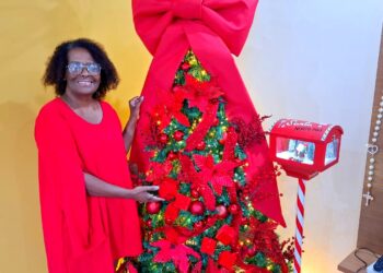 VÍDEO: Três meses antes do Natal, carmelitana já acende as luzes e monta decoração