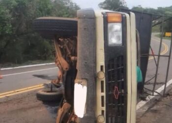 Falha mecânica provoca tombamento de veículo e deixa duas pessoas feridas na BR-265