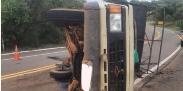 Falha mecânica provoca tombamento de veículo e deixa duas pessoas feridas na BR-265