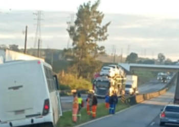 Ônibus com 32 pessoas sai da pista; ninguém fica ferido