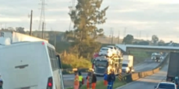 Ônibus com 32 pessoas sai da pista; ninguém fica ferido
