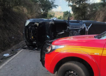 Acidente na MGC-369 deixa pessoa presa às ferragens
