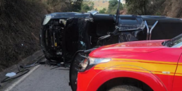 Acidente na MGC-369 deixa pessoa presa às ferragens