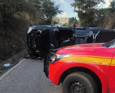 Acidente na MGC-369 deixa pessoa presa às ferragens
