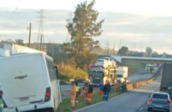 Ônibus com 32 pessoas sai da pista; ninguém fica ferido