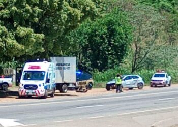 Carro da Prefeitura de Alfenas se envolve em acidente com caminhão na MGC-491