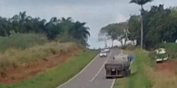 Caminhão com pane exige atenção de motoristas na LMG-889, em Serrania