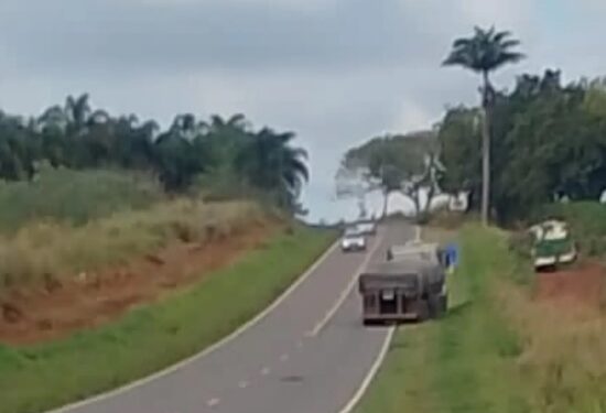 Caminhão com pane exige atenção de motoristas na LMG-889, em Serrania