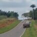 Caminhão com pane exige atenção de motoristas na LMG-889, em Serrania