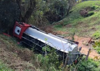 Caminhão com etanol tomba na BR-354 em Pouso Alto