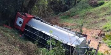 Caminhão com etanol tomba na BR-354 e interdita rodovia em Pouso Alto
