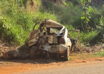 Acidente entre caminhão e carro deixa motorista ferido e causa vazamento de diesel em Alfenas (MG)
