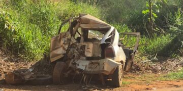 Acidente entre caminhão e carro deixa motorista ferido e causa vazamento de diesel em Alfenas (MG)