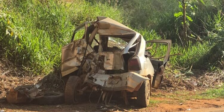 Acidente entre caminhão e carro deixa motorista ferido e causa vazamento de diesel em Alfenas (MG)