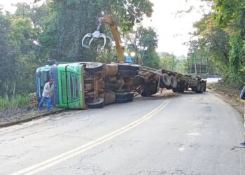 Carreta com toras de eucalipto tomba na MGC-383, em Cruzília