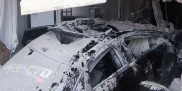 VÍDEO | Motorista perde o controle do veículo, invade residência e deixa feridos em Passos