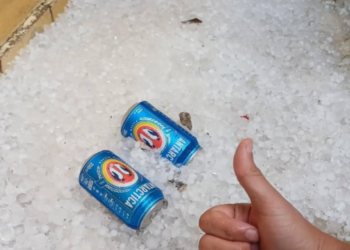 Após temporal, morador usa granizo acumulado no quintal para gelar cervejas
