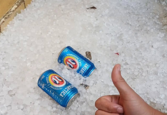 Após temporal, morador usa granizo acumulado no quintal para gelar cervejas