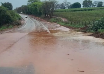 MGC-369 tem acúmulo de água após forte chuva