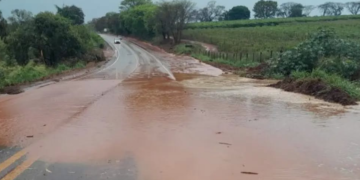MGC-369 tem acúmulo de água após forte chuva