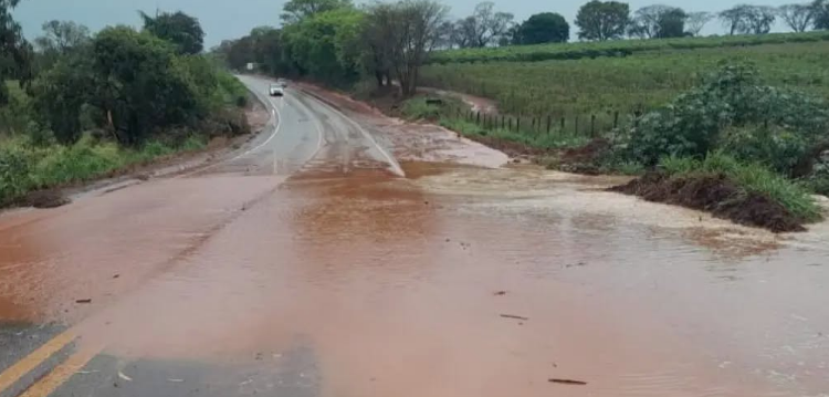 MGC-369 tem acúmulo de água após forte chuva