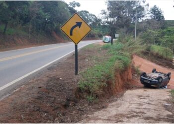 Mulher perde o controle de carro, sai da pista e capota na MG-173