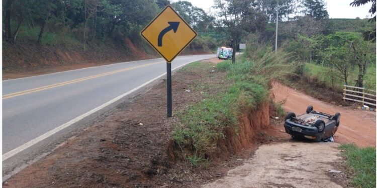 Mulher perde o controle de carro, sai da pista e capota na MG-173