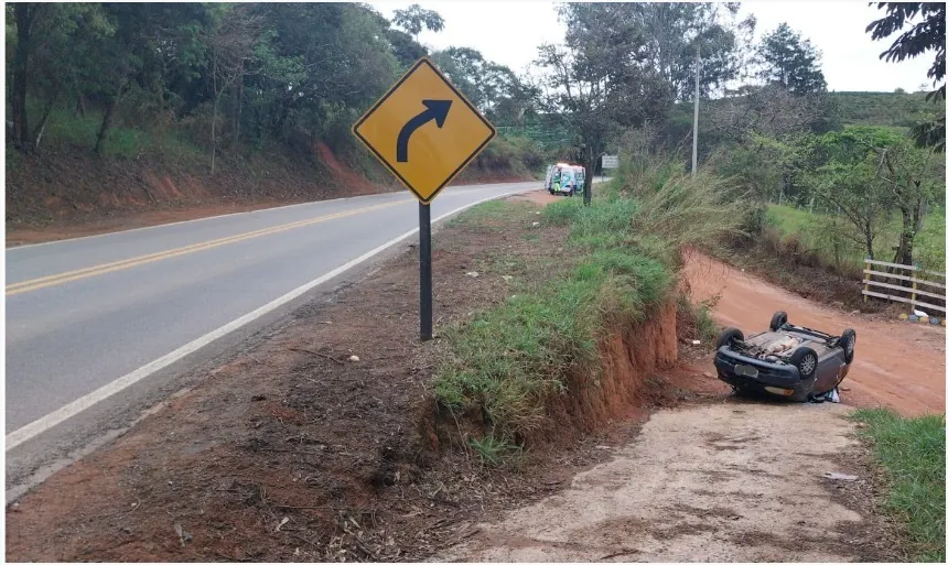Mulher perde o controle de carro, sai da pista e capota na MG-173
