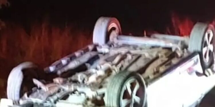 Carro capota na MG-184 e deixa uma pessoa ferida