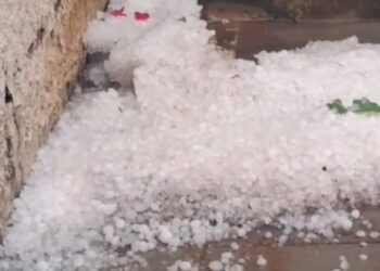 VÍDEO: Chuva de granizo provoca danos e deixa ruas cobertas de gelo no Sul de Minas