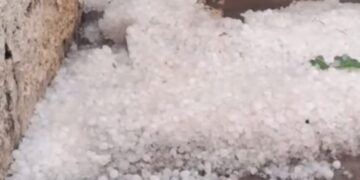 VÍDEO: Chuva de granizo provoca danos e deixa ruas cobertas de gelo no Sul de Minas