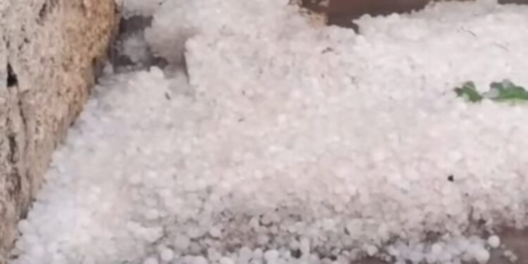 VÍDEO: Chuva de granizo provoca danos e deixa ruas cobertas de gelo no Sul de Minas