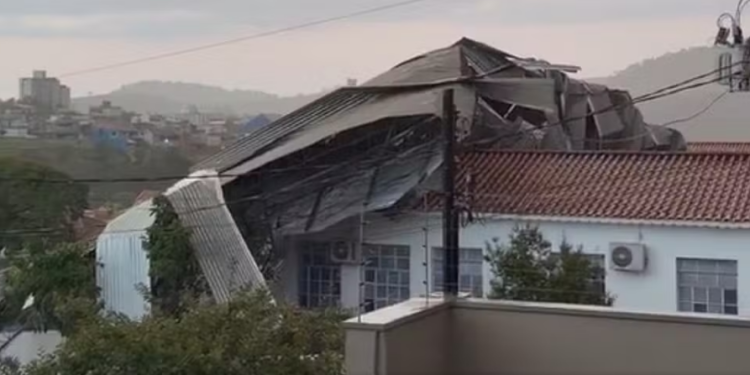 Vendaval de 110 km/h deixa rastro de destruição e leva Monte Sião a decretar emergência